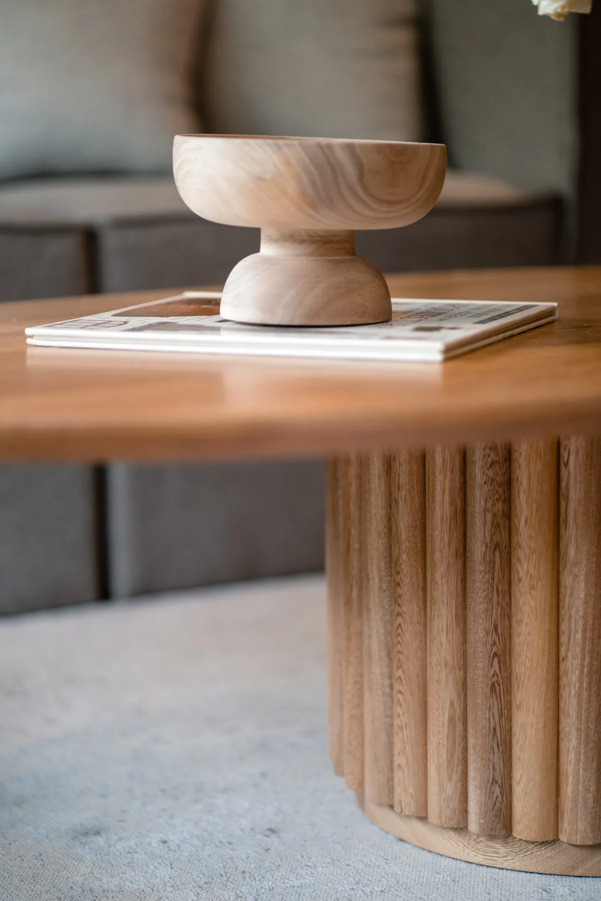 Detalle de mesa auxiliar torneada en madera, Campestre 402