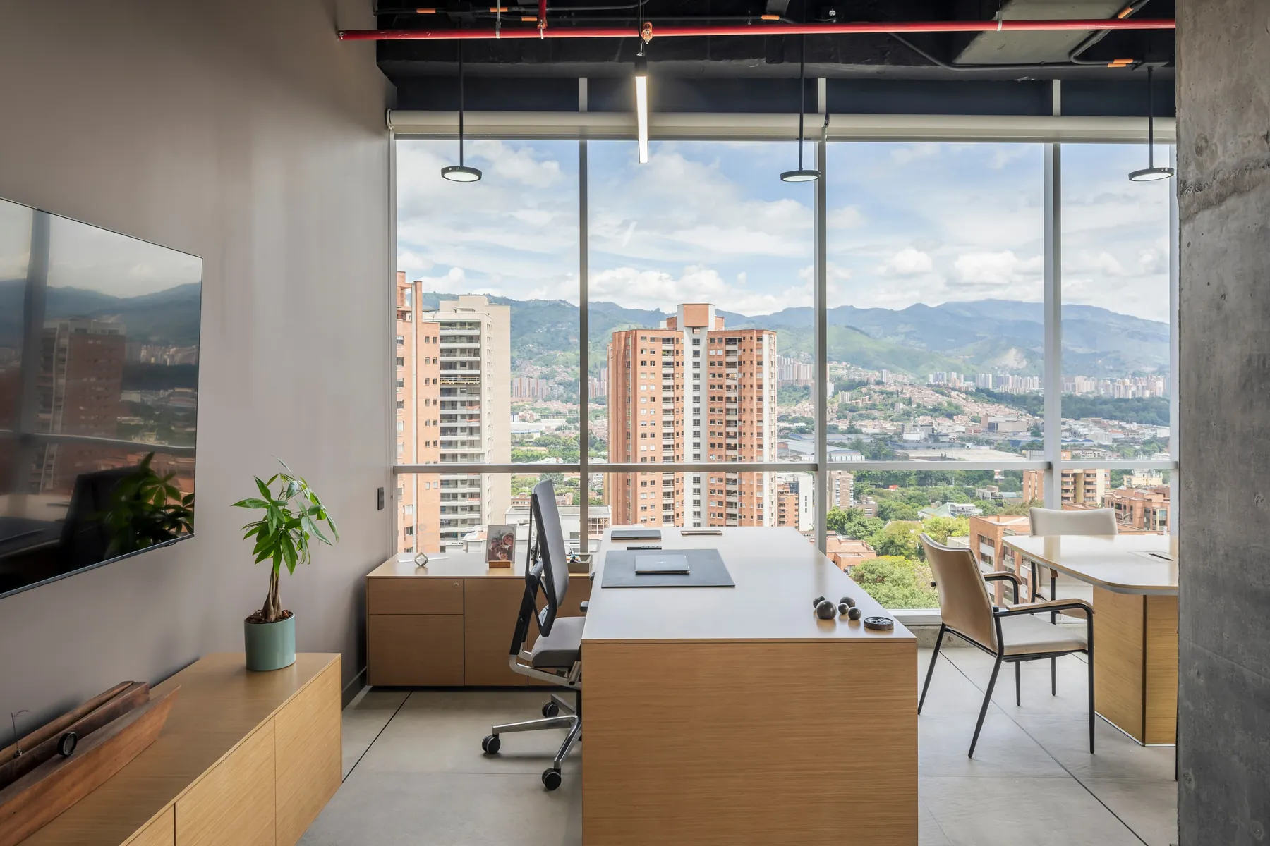 Oficina gerencial con vista a las montañas de Medellín, CrearCimientos