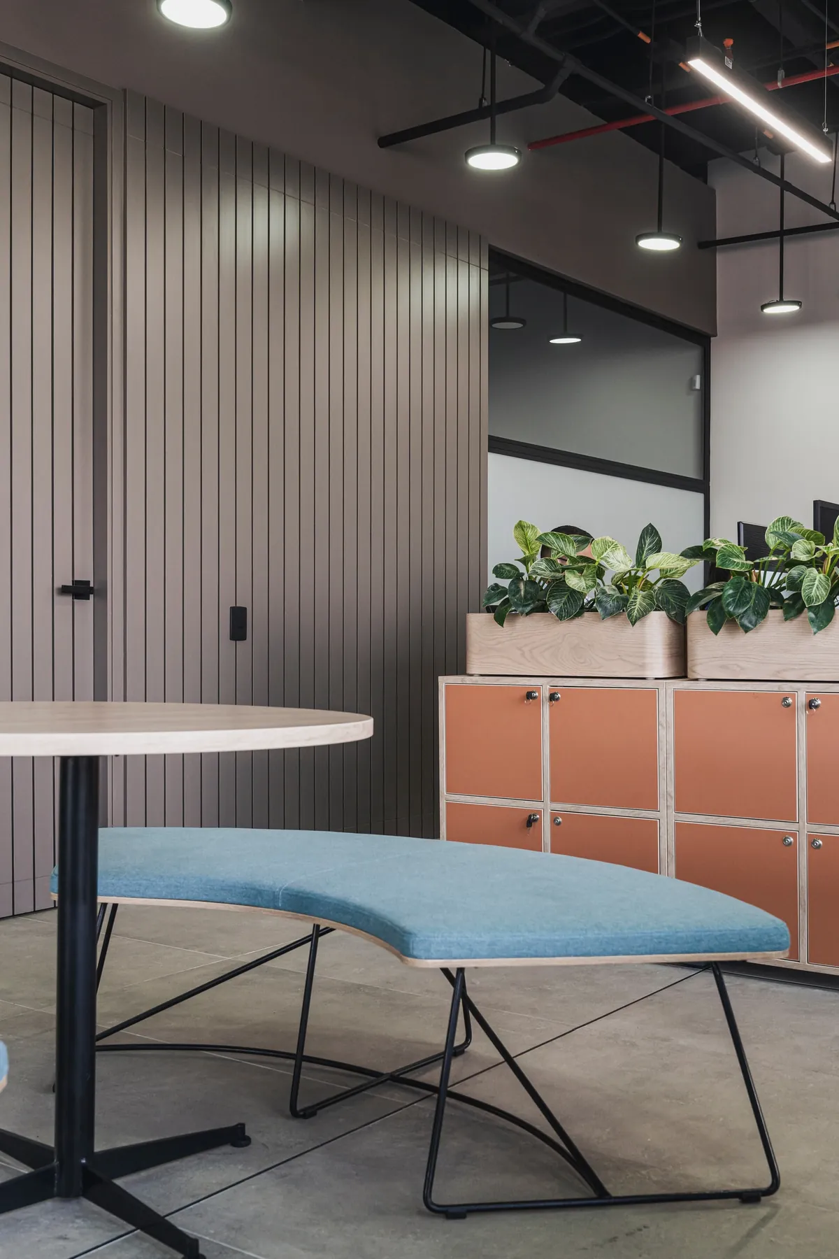 Mesa de reuniones informal con banca tapizada, CrearCimientos